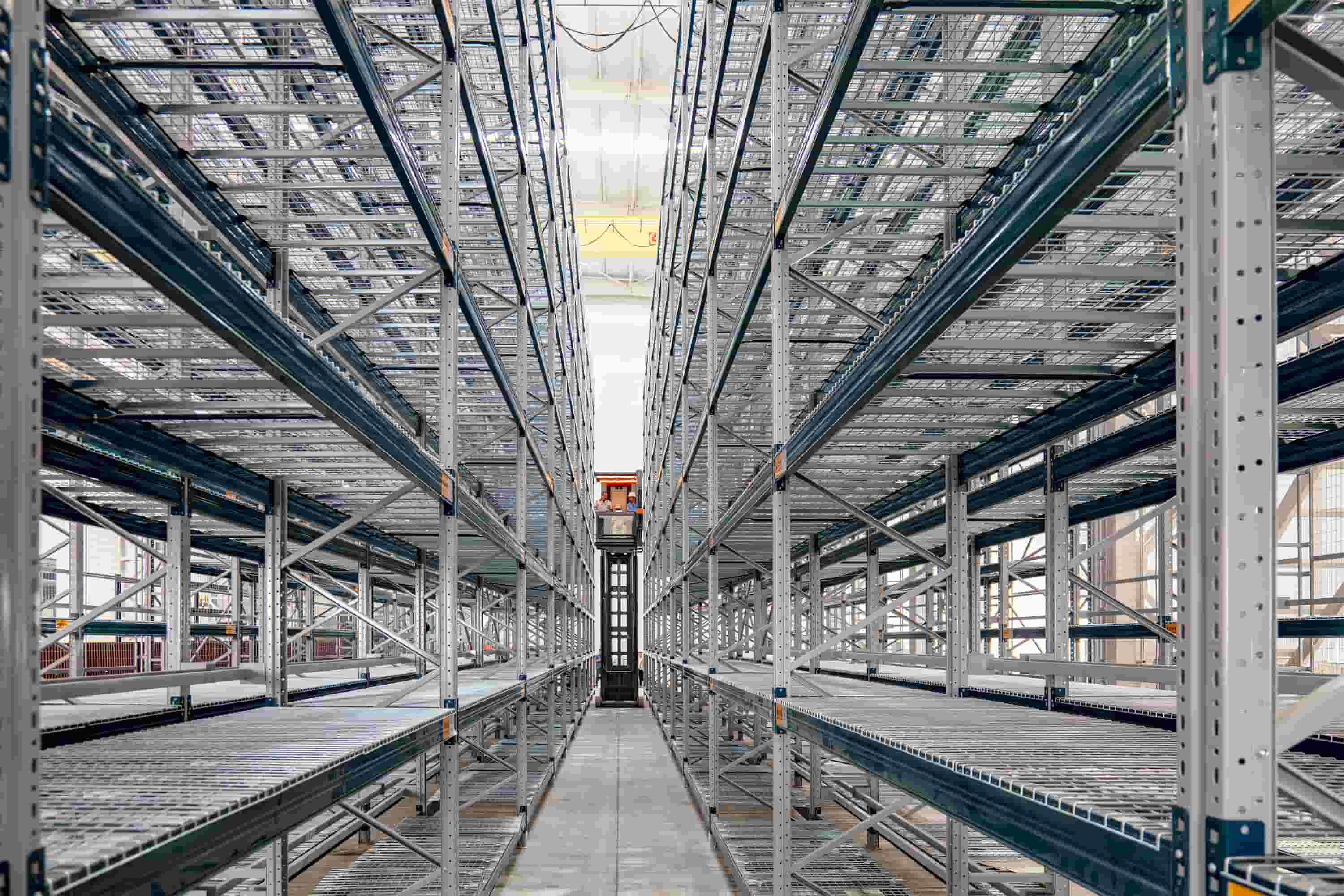 고층 창고 공간 활용 극대화: Wire-Guided 1.75m VUE VNA Three Way Forklift의 기술적 강점