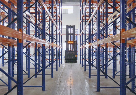 폭 1.75m의 좁은 통로에서도 작업 가능: Zowell 맨업 VNA 지게차, 향료 원료 창고의 저장 용량 및 피킹 효율성 획기적 향상에 기여