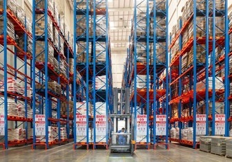 맨업 VNA 터렛 지게차, 주요 조미료 제조업체에 13m 고밀도 저장 공간 확보